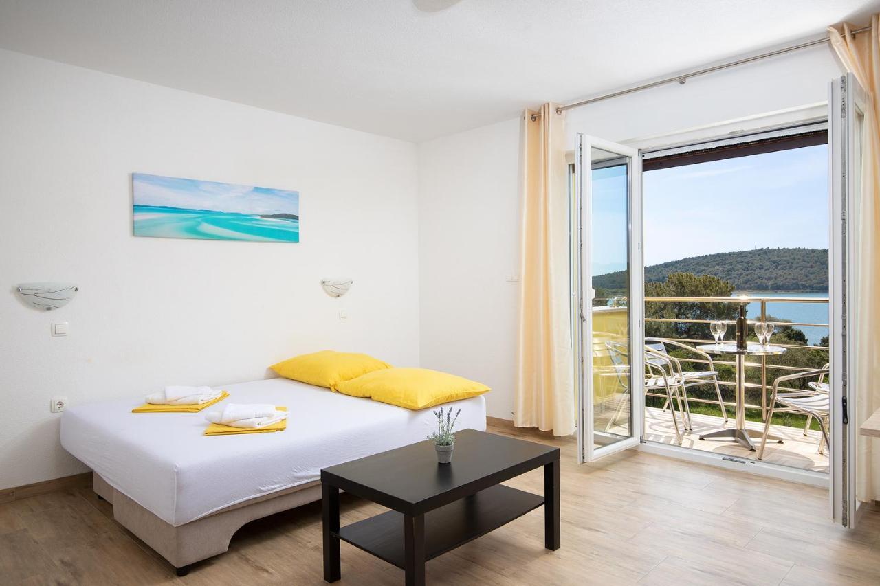 Apartmani Mirna Luka Pomer Exterior foto
