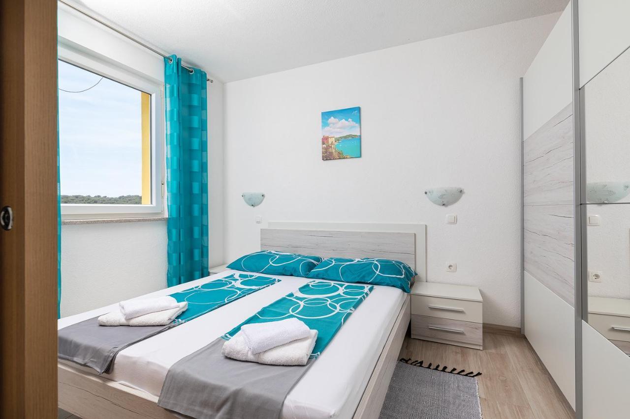 Apartmani Mirna Luka Pomer Exterior foto