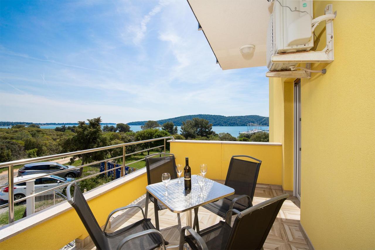 Apartmani Mirna Luka Pomer Exterior foto