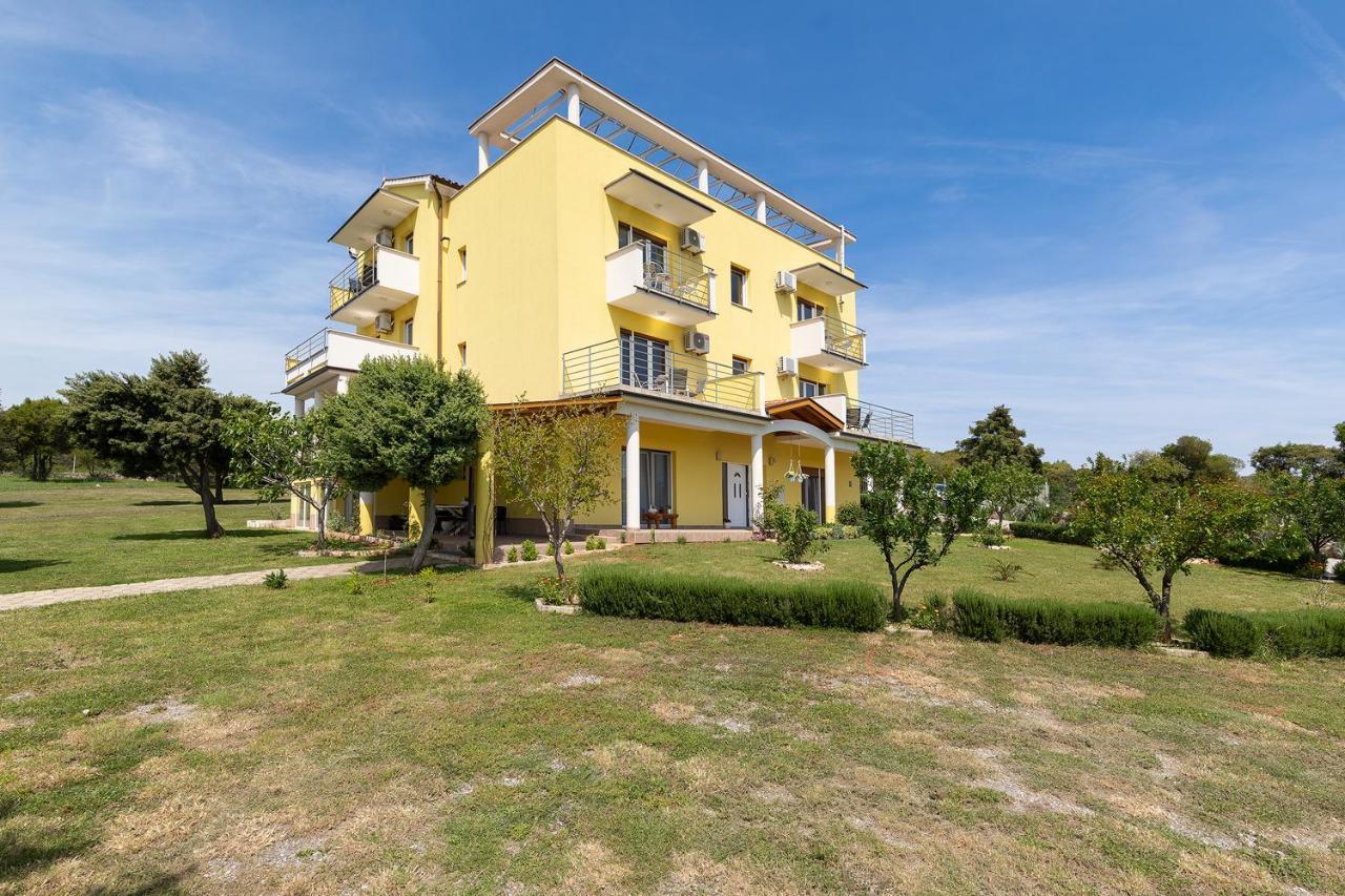 Apartmani Mirna Luka Pomer Exterior foto