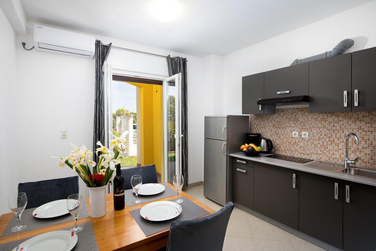 Apartmani Mirna Luka Pomer Exterior foto
