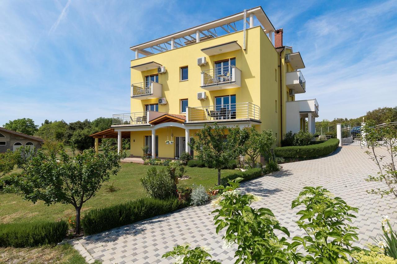 Apartmani Mirna Luka Pomer Exterior foto