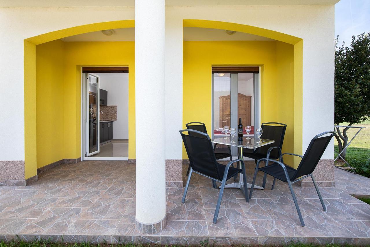 Apartmani Mirna Luka Pomer Exterior foto